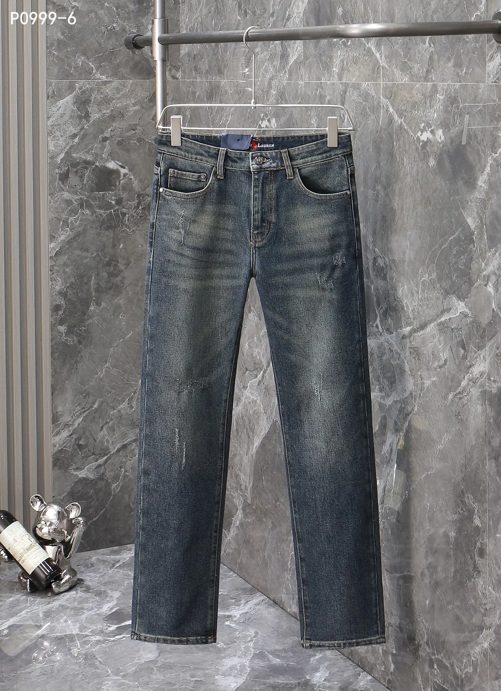 P230 POLO 2025 Autumn and Winter European Counter New Style, Super A Purchasing Level Overseas Trading Company Order Source, Top Original High-end Men's Customized Fashion Slim Small Straight Jeans 0999～6 Color: Heavy craftsmanship, fried sand and water, picture color Size: 29-40 Fabric: Denim washed jeans! Luxurious experience. Customer-supplied trade channel. The simple and charming classic trousers are made of customer-supplied denim. The texture is thick, comfortable and breathable. The high-quality tailoring is top-notch, and the overall design is very refined. The cuffing design on the inside and outside is perfect, and the use of poly-strand mechanical needle edge-sealing technology highlights the brand's luxurious inner charm. The brand logo is full and thick, and the chiseled buttons are thick and rigorous, bringing a new fashion taste to this mediocre trousers!  Excipients: Complete with three standards